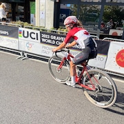 Simone Boilard pédale sur une route de gravelle. 