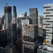 Plusieurs condos et édifices qui sont en construction à Toronto.