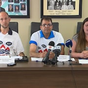 Steve Beauchamp, François Fex et Sylvie Lefebvre s'adressent aux médias lors du point de presse du 18 juillet 2017, à Pointe-Calumet. 