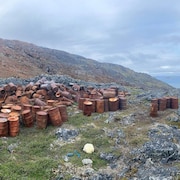 Des barils rouillés dans la toundra.