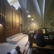 Une organiste joue dans une église.