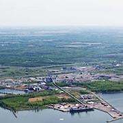 Vue aérienne du parc industriel et portuaire de Bécancour.