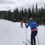 Deux fondeurs skient sur une piste de pas de patin 
