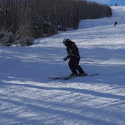 Un skieur dévale une piste. 
