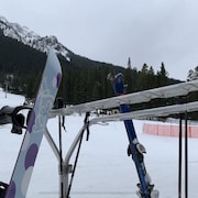 Des skis et une planche à neige.
