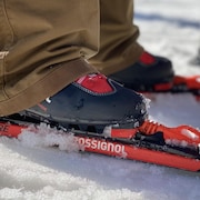 Des skis aux pieds d'une personne dans la neige.