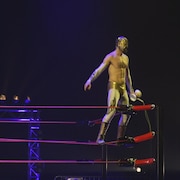 Un lutteur dans un ring.