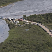 Des barrages flottants sur la rivière Saskatchewan Nord à la suite du déversement de pétrole survenu en juillet.