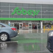 Des clients entrent dans un magasin Sobeys d'Halifax.