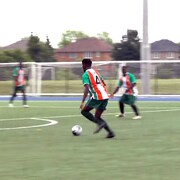 Des joueurs sur un terrain.