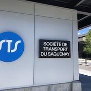La pancarte de la Société de transport du Saguenay installée sur un arrêt d'autobus à l'Université du Québec à Chicoutimi. 