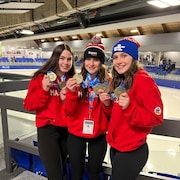 Les trois sœurs Joly avec leur médailles des Jeux du Québec.