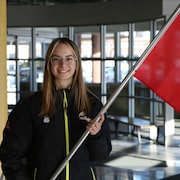 La patineuse de vitesse, Sofia Bieber, porte le drapeau du Manitoba.