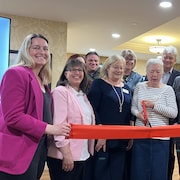 Un groupe de personnes inaugure une nouvelle maison de soins palliatifs.