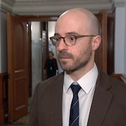 Sol Zanetti accorde une entrevue à Radio-Canada dans les couloirs de l’Assemblée nationale.