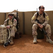 Des soldats en mission sont assis.