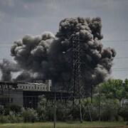 Un panache de fumée s'élève d'une usine.