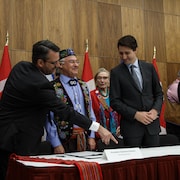 Le président du Ralliement national des Métis, Clément Chartier, et le premier ministre du Canada, Justin Trudeau, lors du sommet avec les Métis, avril 2017