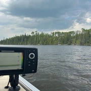 Un sonar sur un bateau sur le lac Kanasuta.