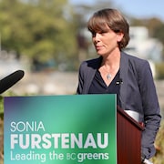 Sonia Furstenau est debout derrière un lutrin et sourit. 



 Sonia Furstenau - party leader






