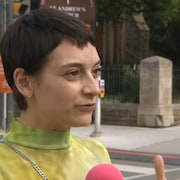 L'actrice Sophie Desmarais devant l'église Saint-Andrews sur la rue King à Toronto.