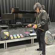 L'enseignant Angel Bianco fait une démonstration de la manière d'utiliser l'appareil Soundbeam.