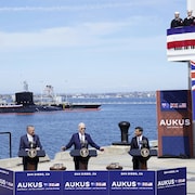 Le président américain Joe Biden entouré des dirigeants britannique et australien sur une base navale à San Diego.