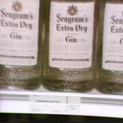 Bouteille de gin de marque Seagram sur une tablette.