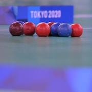Huit balles de boccia avec le logo Tokyo 2020.