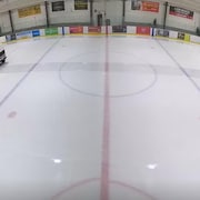 En Saskatchewan, une caméra installée au plafond d'une patinoire de hockey local a dépassé son objectif initial. Destinée à la diffusion en direct des matchs, elle a également contribué à responsabiliser les entraîneurs et les joueurs au sujet de leurs comportements. 