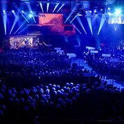 Une foule assiste à un spectacle.