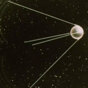 Une animation montre Spoutnik 1 en orbite.