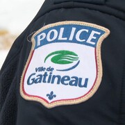 L'écusson du Service de police de la Ville de Gatineau sur l'uniforme d'un policier. 