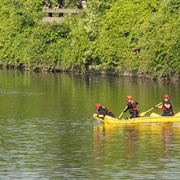 Une équipe de sauvetage nautique ratisse la rivière Saint-Charles.