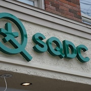 Gros plan sur le logo de la SQDC.