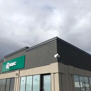 L'extérieur du bâtiment de la SQDC de Sept-Îles 