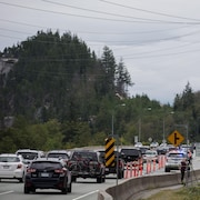 Un file de voiture sur l'autoroute entre Vancouver et Whistler. 