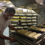 Un employé s'affaire à la Boulangerie St-Méthode.