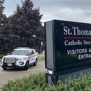 Une autopatrouille devant l'école St. Thomas Aquinas.