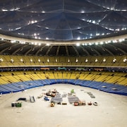 Vue du Stade olympique de Montréal de l'intérieur, à partir des gradins. 