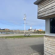 Un bâtiment avec vue sur la mer, le phare et le sous-marin de Pointe-au-Père.