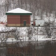 Une station de pompage au bord d'une rivière
