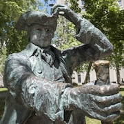 La statue est entourée d'arbres.