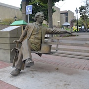 La statue de John A. Macdonald située au centre-ville de Charlottetown.