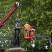 Une statue de l'ancien premier ministre Sir John A. Macdonald a été retirée l'été dernier d'un parc de Kingston.