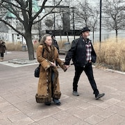 Steeve Charland marche main dans la main avec sa conjointe à sa sortie du palais de justice d'Ottawa.