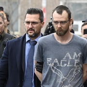 Steeve Gagnon est escorté par des policiers.