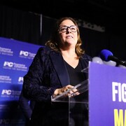 La cheffe du Parti progressiste-conservateur, Heather Stefanson, durant son discours de défaite électorale.