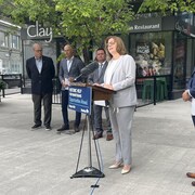 La première ministre, Heather Stefanson, en point de presse au centre-ville de Winnipeg.