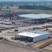 Images par drone de l'usine de batteries Stellantis en construction à Windsor, en Ontario, le 19 juin 2023. 